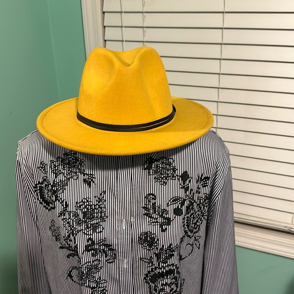 Canary yellow hat - Picture 1 of 2